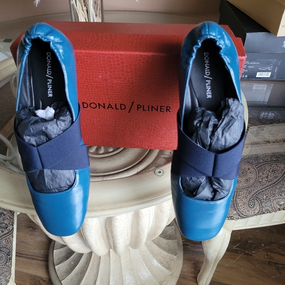 Donald Pliner blue/navy lacquered leather flats, size 9 - Picture 3 of 8